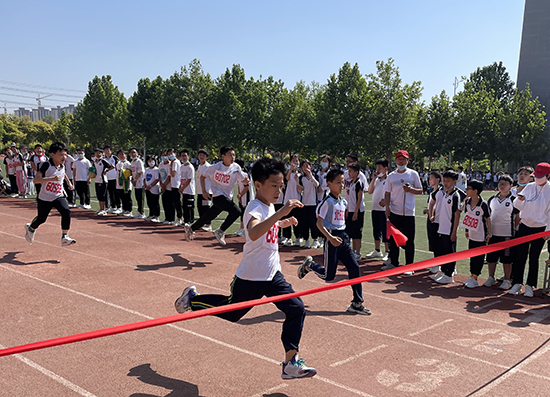河北省威縣第四小學(xué)學(xué)生組織短跑比賽。 趙國華攝