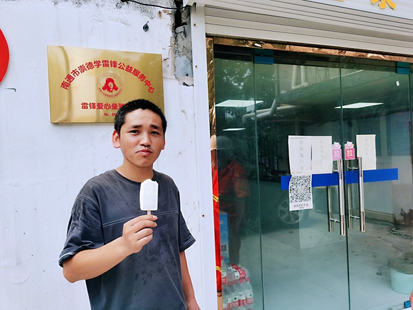 2過路司機(jī)在驛站冷飲。人民網(wǎng)記者王繼亮攝.jpg