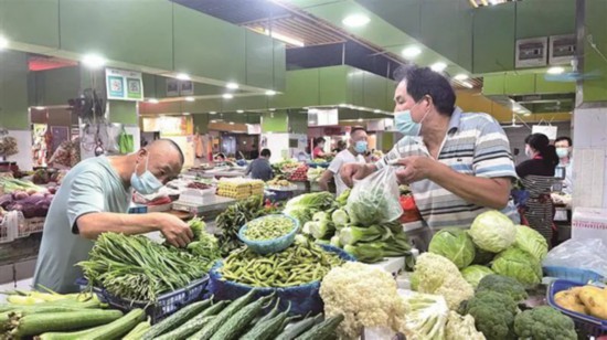 無錫市民在沁揚市場和往常一樣購買農(nóng)副產(chǎn)品。宗曉東攝