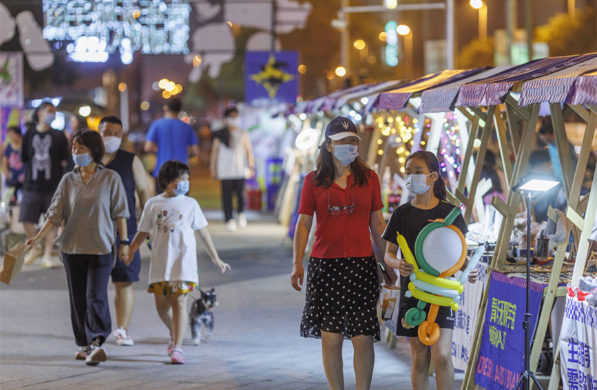 青年無(wú)限宇宙潮動(dòng)市集匯聚眾多文創(chuàng)產(chǎn)品，豐富市民夜生活。王英浩攝