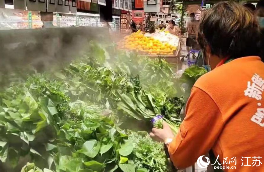 在大潤發(fā)長江北路店里，果蔬、肉蛋等生活必需品種類齊全，供應(yīng)充足，市民正有序選購。無錫市委網(wǎng)信辦供圖