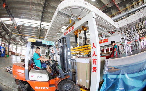沭陽縣一公司車間內(nèi)一派緊張有序的繁忙景象。沭陽縣委宣傳部供圖