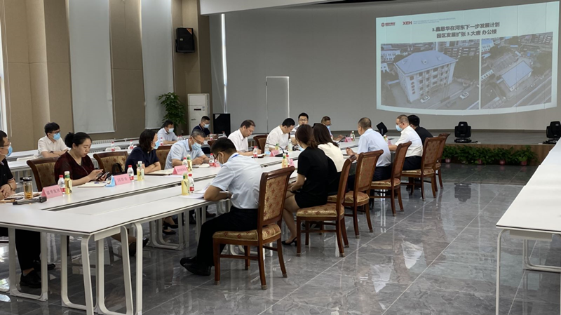 河?xùn)|區(qū)委書記范少軍一行深入老電建公司辦公園區(qū)就盤活園區(qū)工作進(jìn)行部署研究。河?xùn)|區(qū)供圖