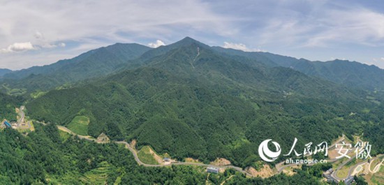 大別山旅游扶貧快速通道。人民網(wǎng) 陳若天攝