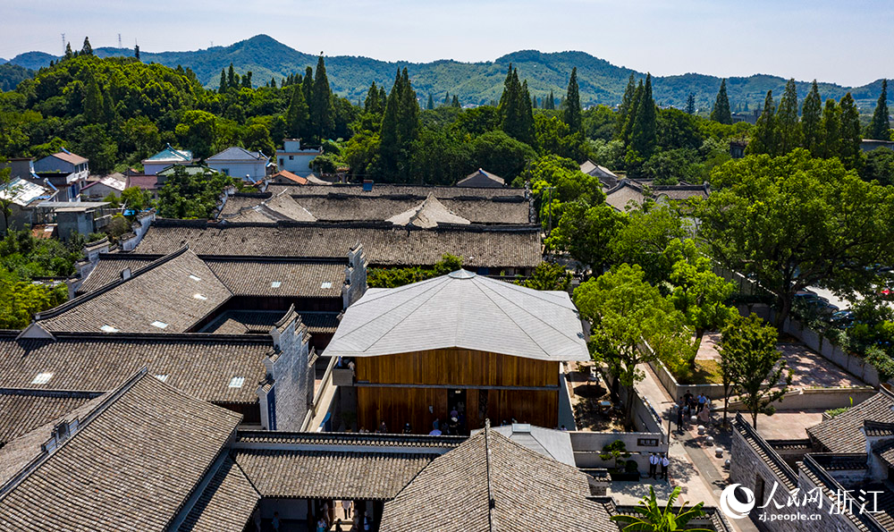 7月23日，空中俯瞰位于寧波市江北區(qū)慈城鎮(zhèn)的抱珠樓。人民網(wǎng) 章勇濤攝