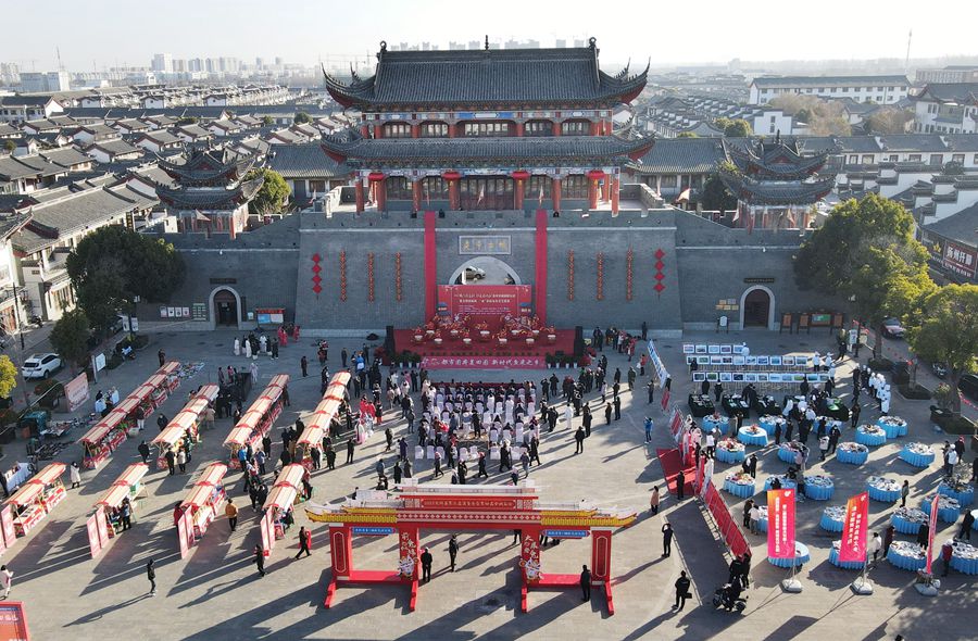 城門掛春聯(lián)，金湖沖刺“開門紅”。陳義寶攝