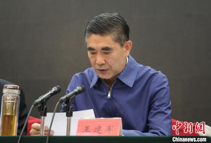 圖為青海省委書(shū)記王建軍出席會(huì)議并作講話?！?zhí)砀?攝