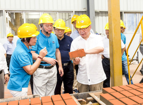 2019年6月21日下午，省長沈曉明在三亞建筑廢棄物綜合利用廠，查看用建筑廢棄物綜合處理后制成的再生水泥磚。海南日報(bào)記者 宋國強(qiáng) 攝