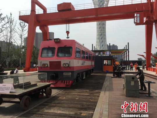 公園內的火車車廂與貨場龍門吊等工業(yè)遺跡?！「呒t超 攝