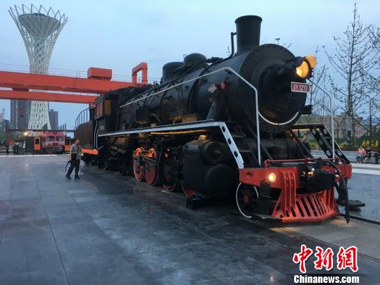 公園內保留布置了蒸汽時代火車頭?！「呒t超 攝