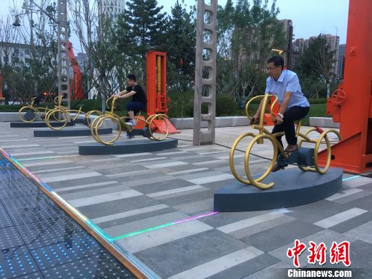 市民使用公園內的健身設施?！「呒t超 攝