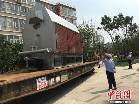 公園內陳列著臥式蒸汽鍋爐等工業(yè)產品?！「呒t超 攝