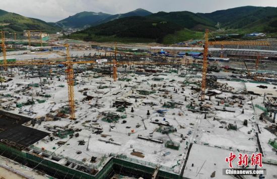6月28日，航拍鏡頭下的河北張家口冬奧會(huì)太子城冰雪小鎮(zhèn)項(xiàng)目。太子城冰雪小鎮(zhèn)項(xiàng)目位于2022年冬奧會(huì)張家口賽區(qū)核心區(qū)，連接張家口賽區(qū)云頂和古楊樹(shù)兩個(gè)競(jìng)賽場(chǎng)館群，建成后將承擔(dān)賽時(shí)核心區(qū)配套保障功能，提供冬奧頒獎(jiǎng)、貴賓接待、交通換乘、休閑娛樂(lè)等服務(wù)，賽后將成為一座國(guó)際化四季度假小鎮(zhèn)。 中新社記者 楊艷敏 攝