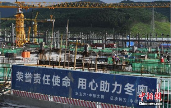 6月28日，河北張家口冬奧會(huì)太子城冰雪小鎮(zhèn)項(xiàng)目現(xiàn)場(chǎng)。太子城冰雪小鎮(zhèn)項(xiàng)目位于2022年冬奧會(huì)張家口賽區(qū)核心區(qū)，連接張家口賽區(qū)云頂和古楊樹(shù)兩個(gè)競(jìng)賽場(chǎng)館群，建成后將承擔(dān)賽時(shí)核心區(qū)配套保障功能，提供冬奧頒獎(jiǎng)、貴賓接待、交通換乘、休閑娛樂(lè)等服務(wù)，賽后將成為一座國(guó)際化四季度假小鎮(zhèn)。 中新社記者 楊艷敏 攝