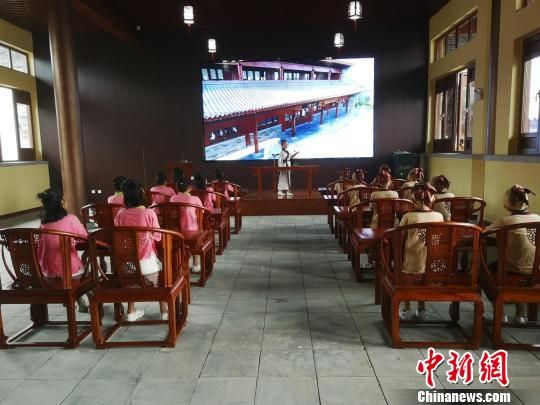 學(xué)生們?cè)诖笤瓡赫b讀國(guó)學(xué)經(jīng)典。　王鵬 攝