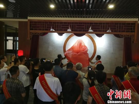 為董子石像揭幕?！⊥貔i 攝