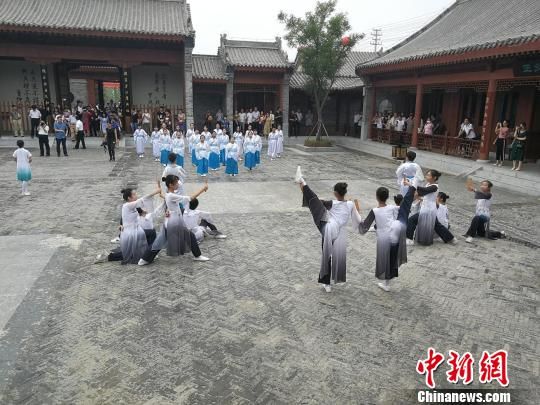 誦讀國(guó)學(xué)經(jīng)典展演。　王鵬 攝