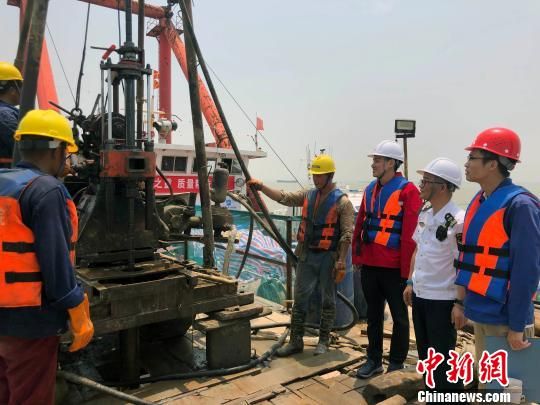 圖為勘察設計人員與常熟海事局執(zhí)法船在現(xiàn)場配合鉆探施工?！∥赫?攝