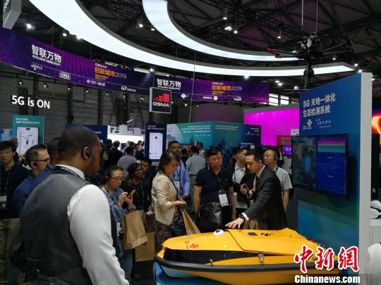 圖為現(xiàn)場人員講解5G“天地一體化”生態(tài)檢測系統(tǒng)?！∪伟厮?攝