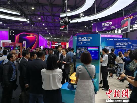 雄安新區(qū)展臺吸引不少眾多觀眾駐足關(guān)注?！∪伟厮?攝