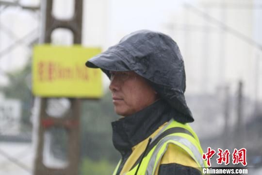蘭州西工務段蘭州線路車間防護員雨中巡查。　王光輝 攝