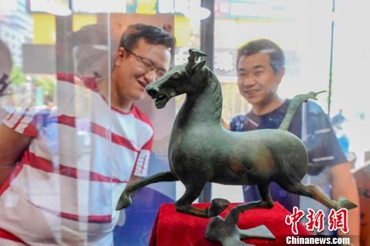 甘肅省博物館將榮登《國(guó)家寶藏》的文物銅奔馬和人頭形器口彩陶瓶搬到了絲路如意餐廳，讓顧客在餐廳內(nèi)就能近距離的和文物面對(duì)面?！＄娦?攝