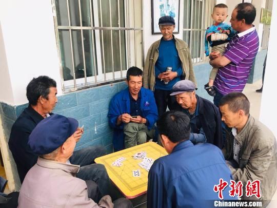圖為老年人“興趣驛站”中的棋牌組?！“瑧c龍 攝