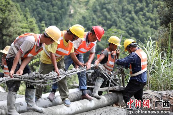 8月13日，融水苗族自治縣境內(nèi)的羅融二級(jí)公路施工路段，工人們正冒著37℃的高溫在進(jìn)行作業(yè)。