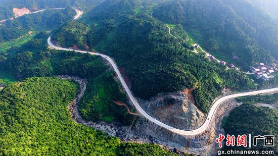 8月13日，正在進(jìn)行收尾施工的羅融二級(jí)公路穿過安太鄉(xiāng)寨懷村路段。