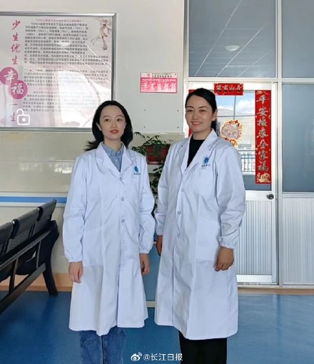 “有醫(yī)生嗎？有人暈倒了！”武漢協(xié)和醫(yī)院援藏醫(yī)療隊員聽到呼救就沖了上去