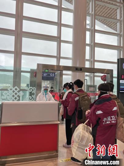 南航包機護(hù)送援藏醫(yī)療隊員返粵 南方航空 供圖