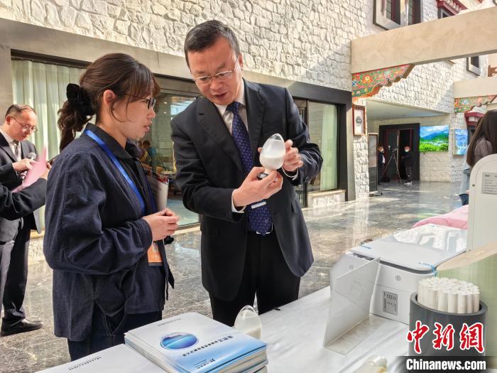 圖為簽約企業(yè)現(xiàn)場(chǎng)推介自己的產(chǎn)品。　趙延 攝