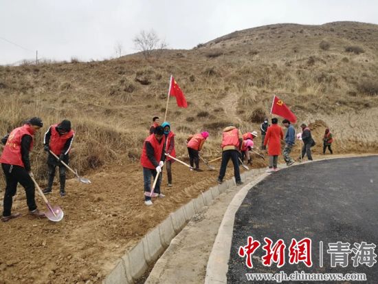 圖為尖扎干部職工生態(tài)建設(shè)和環(huán)境保護(hù)現(xiàn)場。尖宣 供圖
