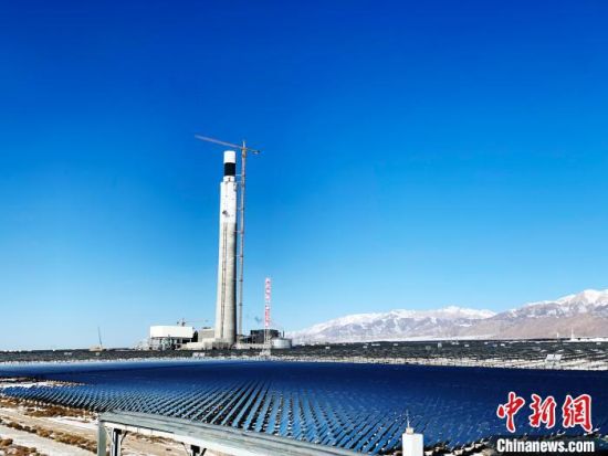 圖為地處柴達木盆地的光伏電站。　孫?！z