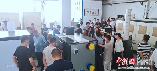 圖為行業(yè)內(nèi)人員進行項目參觀。 活動主辦方供圖