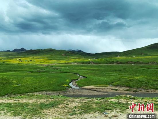 自2005年啟動(dòng)三江源生態(tài)保護(hù)和建設(shè)工程以來，果洛州共治理黑土灘315.11萬畝，使果洛州生態(tài)環(huán)境15年來得到明顯好轉(zhuǎn)。　孫睿 攝