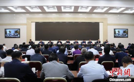  圖為青海省生態(tài)環(huán)境保護(hù)警示教育大會現(xiàn)場?！?zhí)砀！z 　　