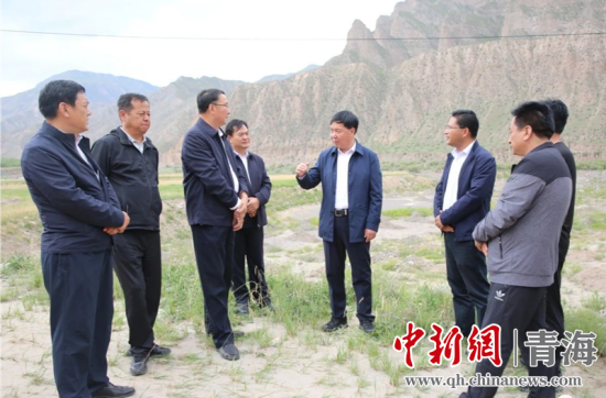 圖為黃南州有關(guān)領(lǐng)導(dǎo)現(xiàn)場踏勘、督導(dǎo)生態(tài)環(huán)保責(zé)任落實(shí)情況現(xiàn)場。黃宣攝