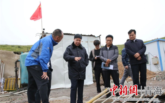 圖為黃南州有關(guān)領(lǐng)導(dǎo)現(xiàn)場(chǎng)踏勘、督導(dǎo)生態(tài)環(huán)保責(zé)任落實(shí)情況現(xiàn)場(chǎng)。黃宣攝