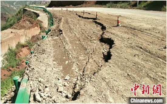 圖為發(fā)生路基下沉滑移險(xiǎn)情的路段。果洛公路總段供圖