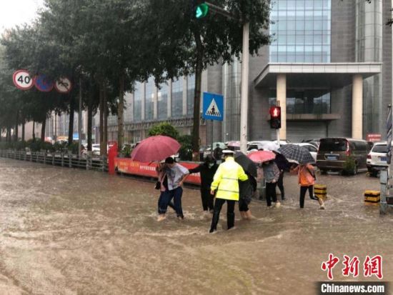 8月28日，青海省東部出現(xiàn)強(qiáng)降水天氣過程，其中西寧地區(qū)出現(xiàn)入汛以來雨量最大、強(qiáng)度最大的強(qiáng)降水過程。西寧交警供圖