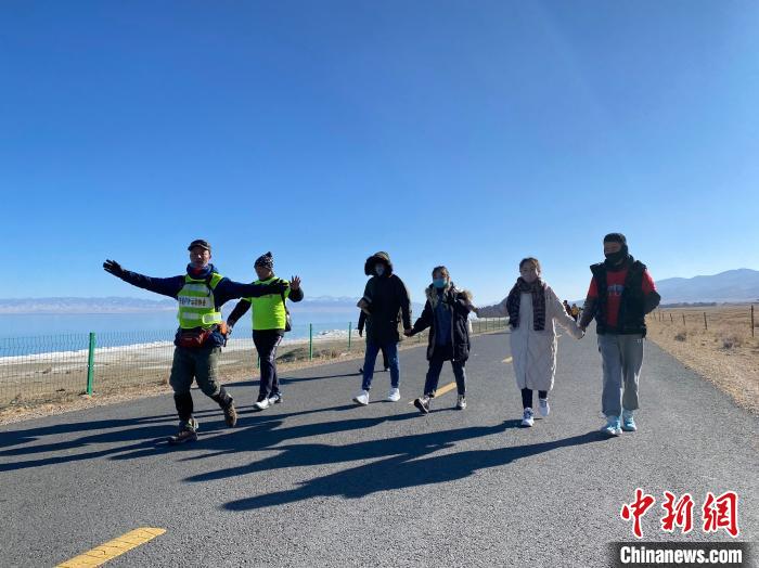 圖為徒步現(xiàn)場?！±罱瓕?攝