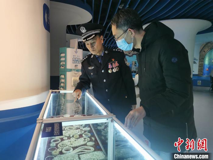 圖為森林警察為游客講解查獲這些象牙制品過(guò)程中發(fā)生的真實(shí)故事?！∥乃碱?攝