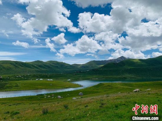 圖為果洛州境內(nèi)的年保玉則。（資料圖）　孫睿　攝