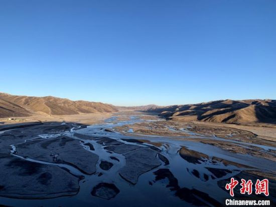 圖為三江源腹地，黃河流經(jīng)達日縣。（資料圖） 孫睿 攝 　　