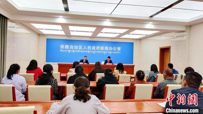 圖為西藏阿里地區(qū)在拉薩召開新聞發(fā)布會，發(fā)布西藏和平解放70年來阿里地區(qū)經(jīng)濟社會發(fā)展成就。　貢桑拉姆 攝