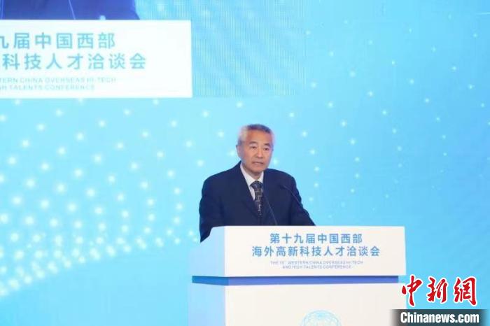 全國政協(xié)副主席、九三學(xué)社中央常務(wù)副主席邵鴻出席論壇并致辭。　四川省委統(tǒng)戰(zhàn)部供圖