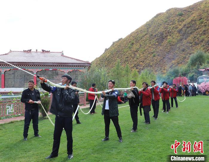 圖為護(hù)林員體驗(yàn)架設(shè)水泵?！〔际猩窒乐ш?duì) 供圖