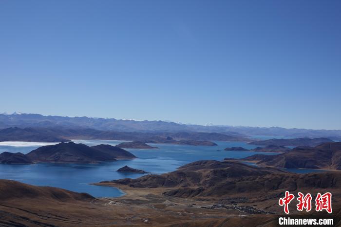 冬日羊卓雍措：湖水湛藍(lán)，如詩如畫