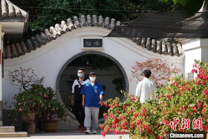 圖為市民在西寧園林植物園內(nèi)觀花賞景?！●R銘言 攝